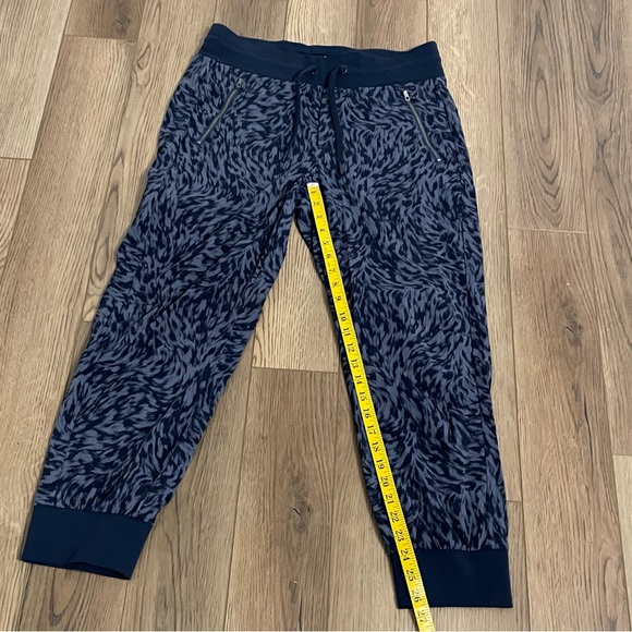 Athleta Trekkie North Printed Crop‎ 23” Jogger - Picture 9 of 10